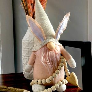 Gnome bunny with wooden heart decor
